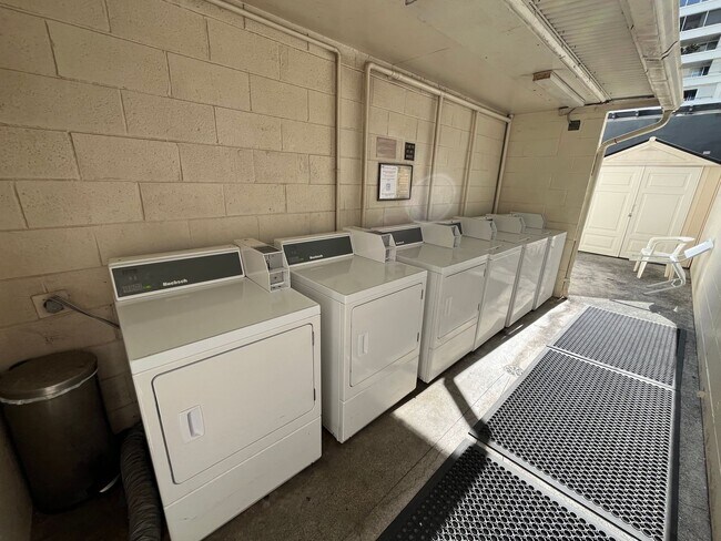 Building Photo - Punahou Wilder (Manoa/Makiki) - 2 bedrooms...