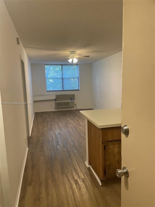 Building Photo - 2401 Riverside Dr