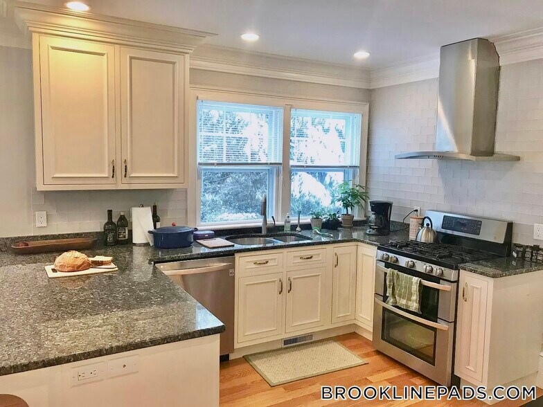 Building Photo - 281 Walnut St