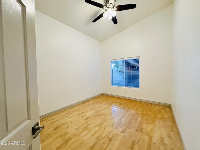 Building Photo - 2110 E Enrose Cir