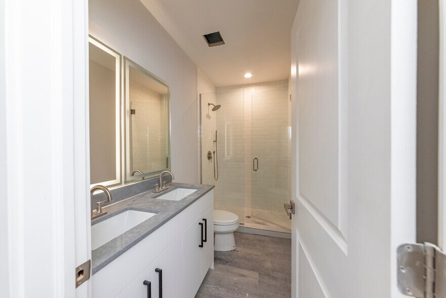 Building Photo - 3132 S Lituanica Ave