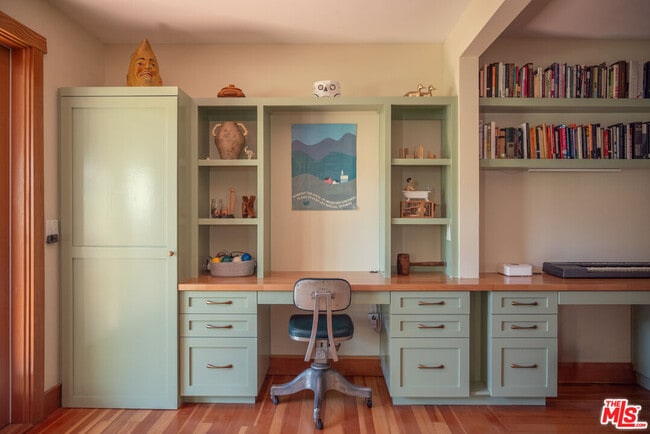 Building Photo - 1480 N Mentor Ave