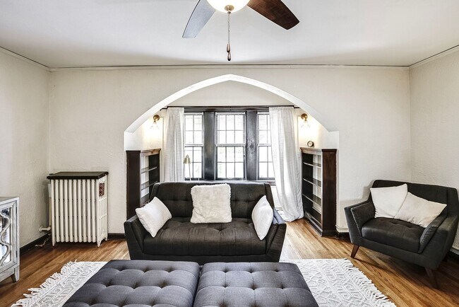 Building Photo - Spacious Two Bedroom Condo in Blackstone!