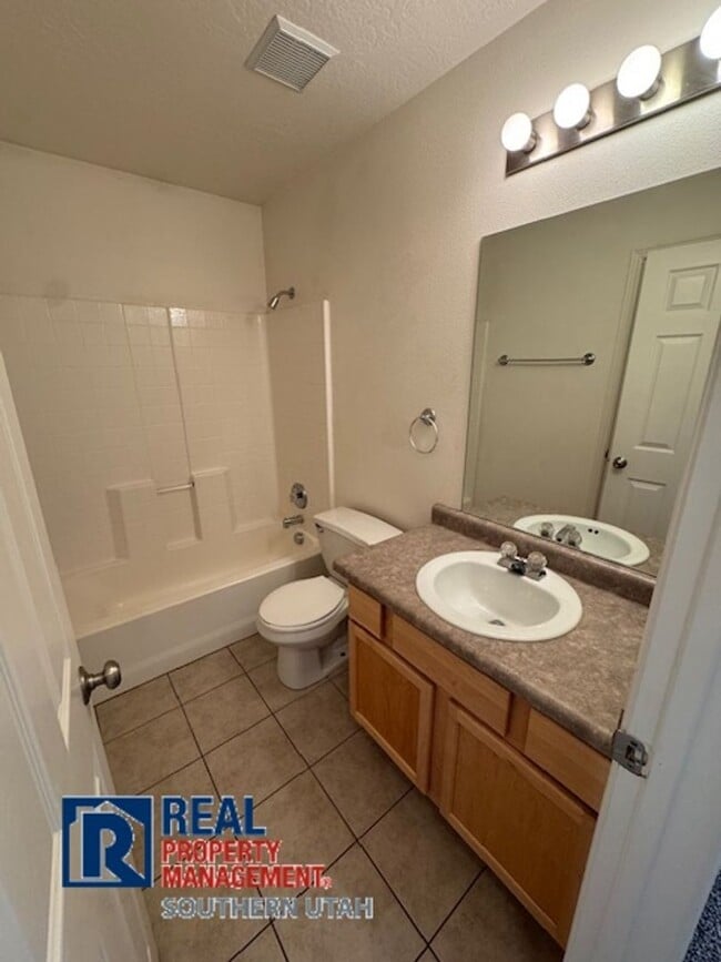 Building Photo - Spacious Townhome in Hidden Valley