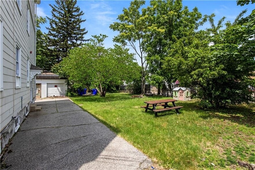 Building Photo - 11 Roosevelt St