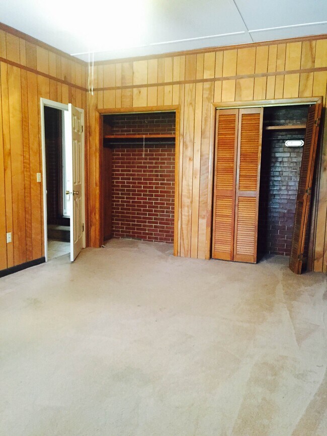 Building Photo - 214 Circle Dr