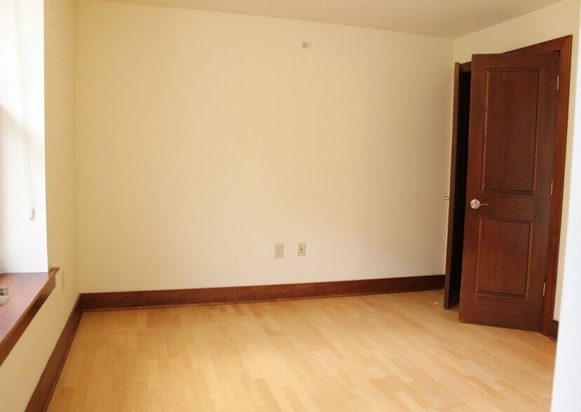 Master Bedroom - 333 W Mifflin St