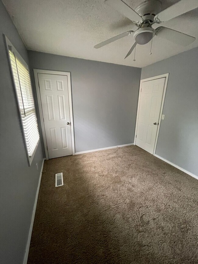 Building Photo - Sensational Three Bedroom Home Located in the Earlewood Community!