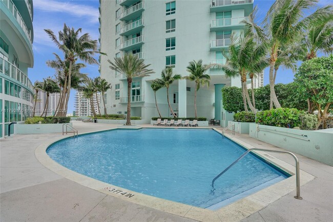 Building Photo - 1900 N Bayshore Dr