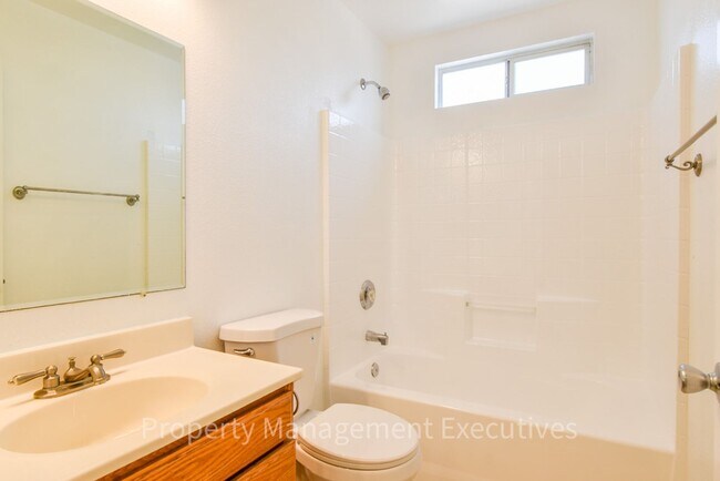 Building Photo - 2 Bed, 2 Bath Townhome with Garage & Bonus Room