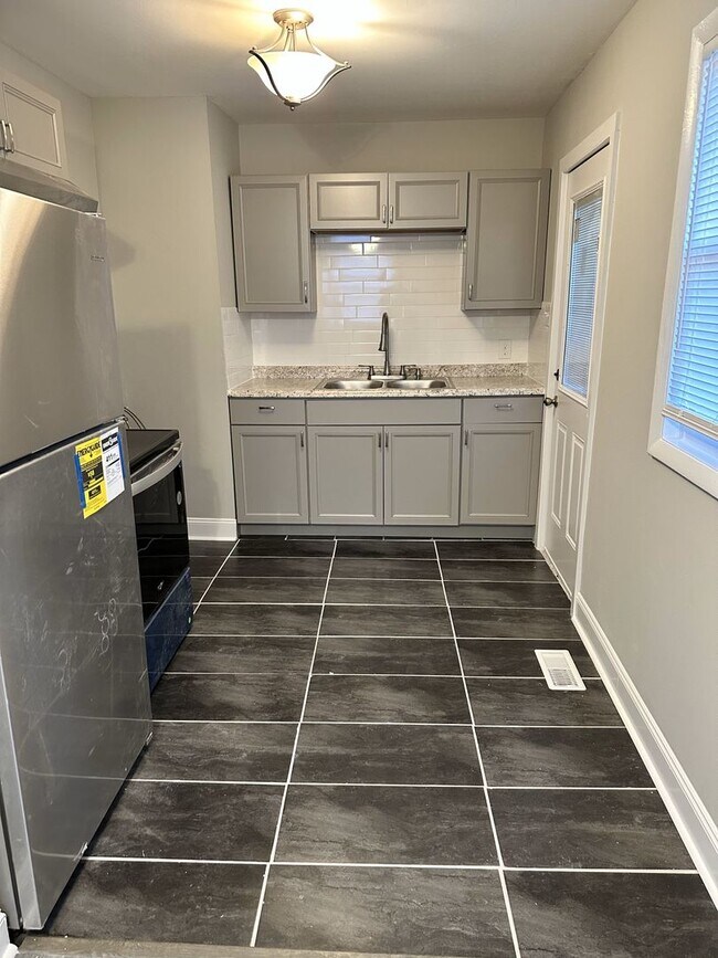 Building Photo - ***3 Bed Ranch with off-street parking and large yard!