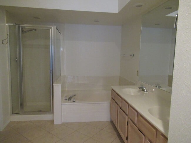 Building Photo - Single Level Townhome in Scottsdale!