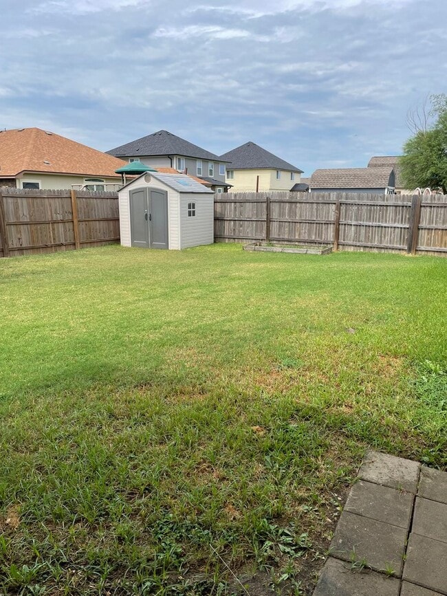 Building Photo - Application Received! 3 bed, 2 bath with B...