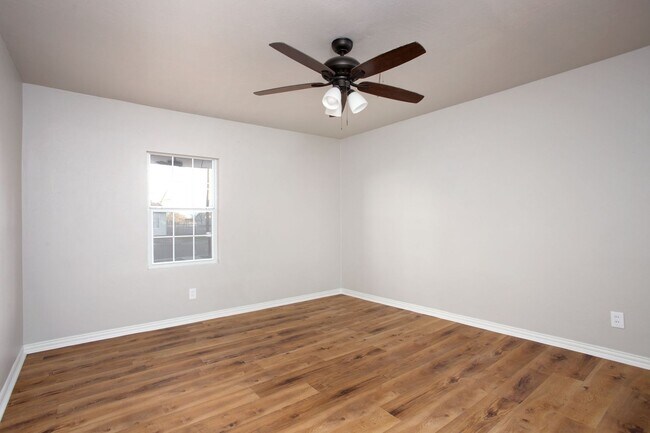 Building Photo - Fully updated Sunrise Home