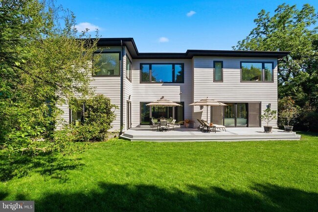 Building Photo - 1513 Oakview Dr