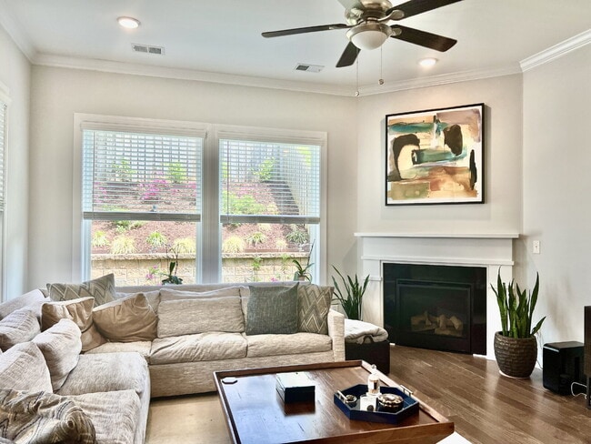 Building Photo - LUXURY TOWNHOME near Southend