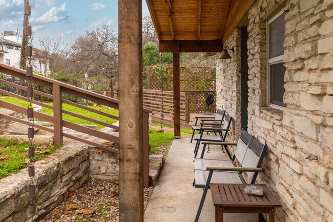 Building Photo - 2906 Westhill Dr