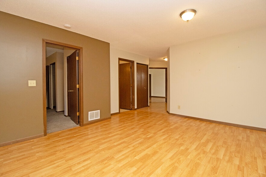 Building Photo - 4215 Sylvia Ln S