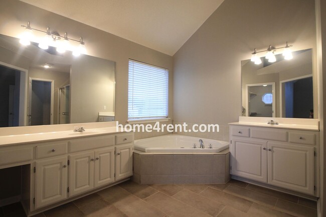 Building Photo - Beautiful Olathe Home, Updated Kitchen, Fe...