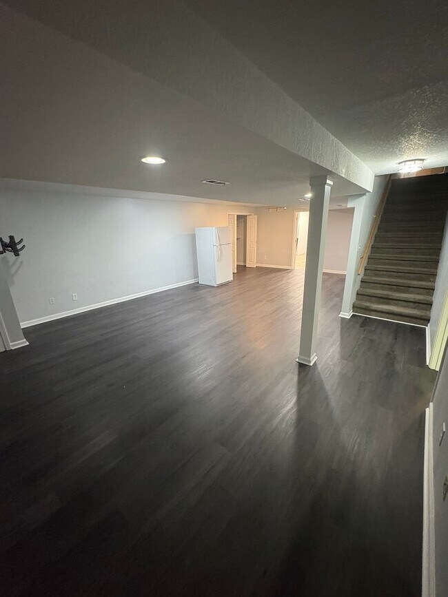Building Photo - 4 bed/4.5 bath Overland Park Home w/seasonal Pool/Park/Trail in Blue Valley!!
