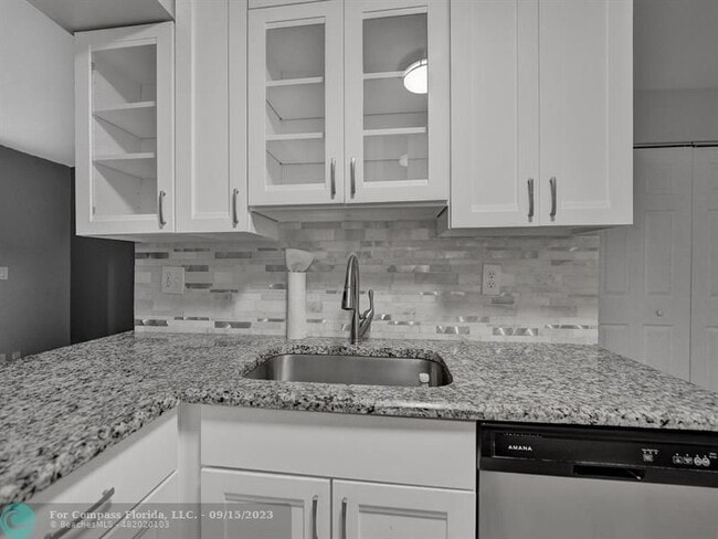 Building Photo - 9845 Riverside Dr