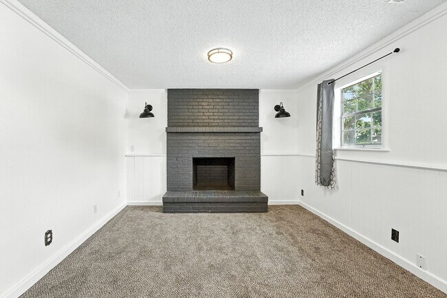 Building Photo - Spacious Tri-Level Home on Corner Lot – Av...