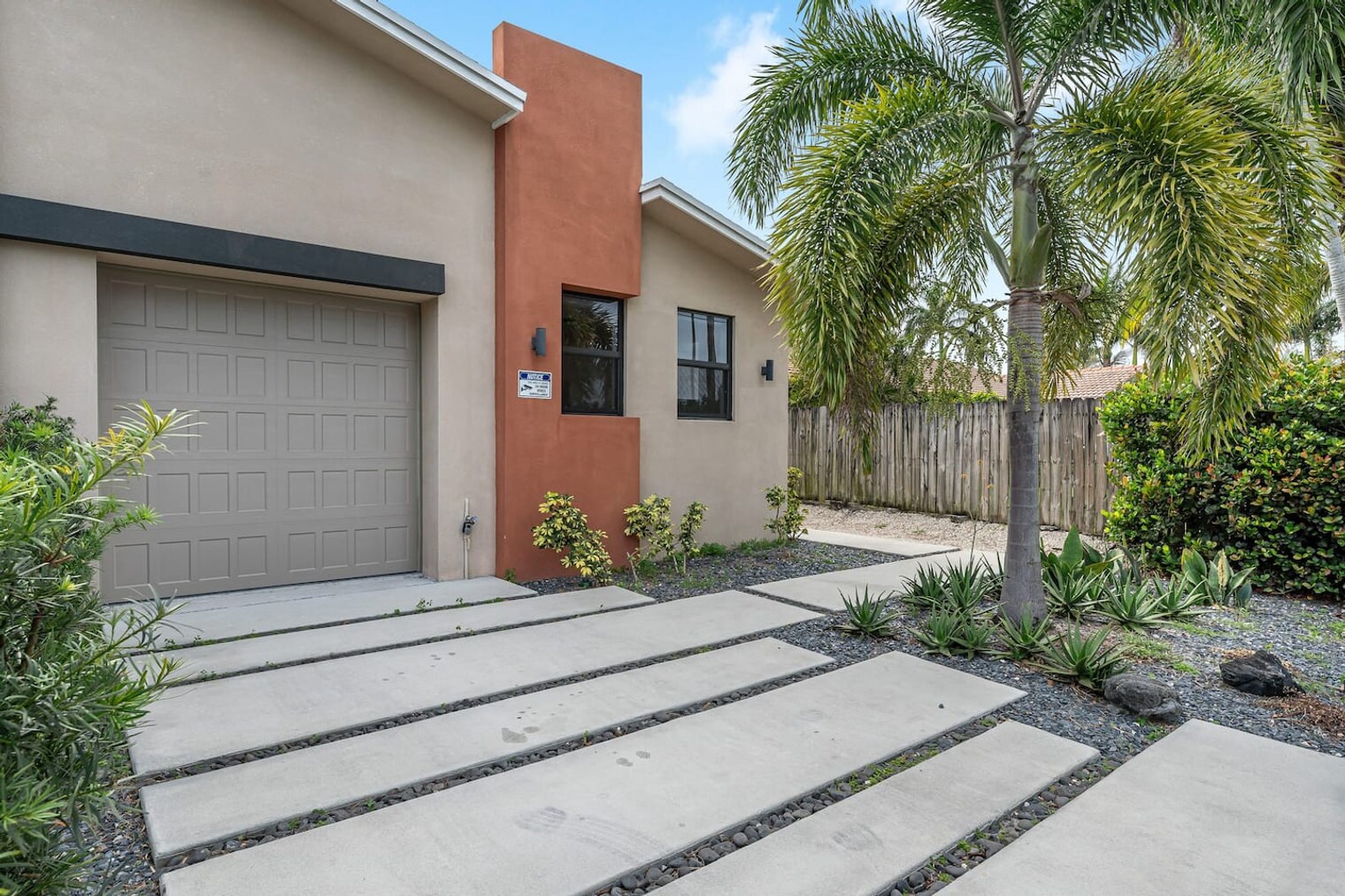 Building Photo - 828 SW 14th Ct