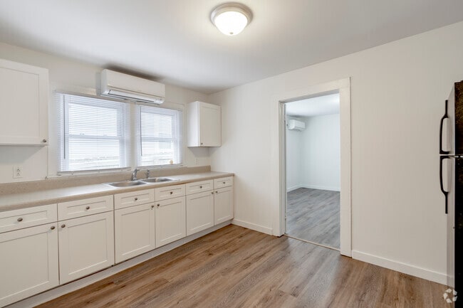 1BR, 1BA - 525SF - Kitchen & Bedroom - Wilson Street