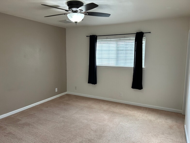 Building Photo - 705 W Graaf Ave