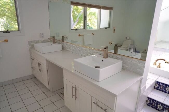 Building Photo - 19 Bay Woods Dr