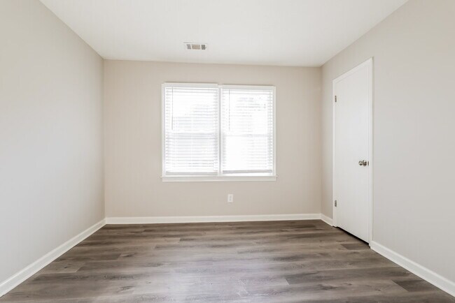 Building Photo - 375 Springlake Dr