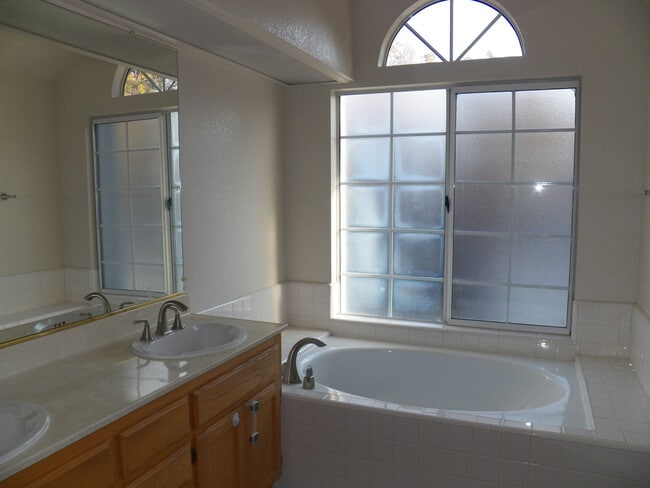 Building Photo - Spacious North San Jose Townhouse - Available Now!