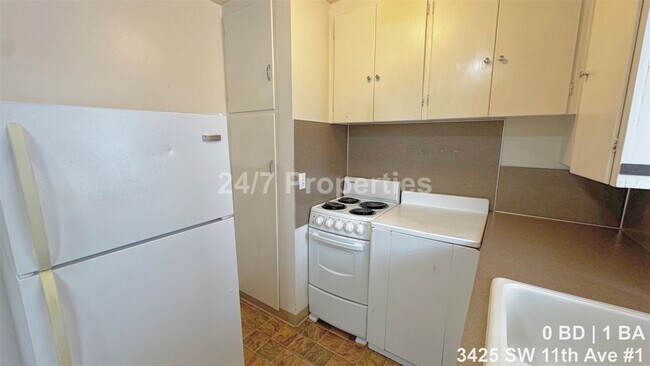 Building Photo - 3425 SW 11th Ave