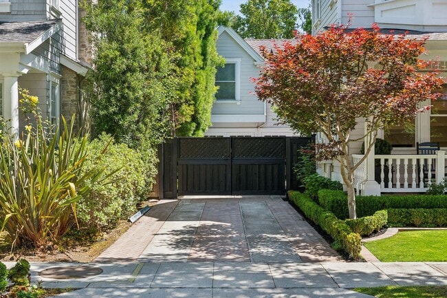 Building Photo - Luxurious Home in Downtown Palo Alto Available Now