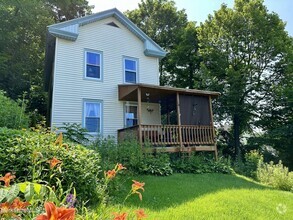 Building Photo - Colorful, eclectic 3-bedroom house in Pitt...