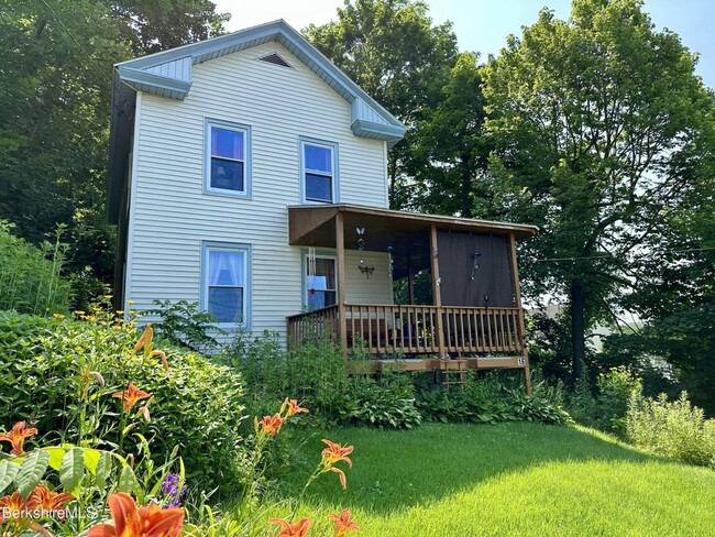 Primary Photo - Colorful, eclectic 3-bedroom house in Pitt...