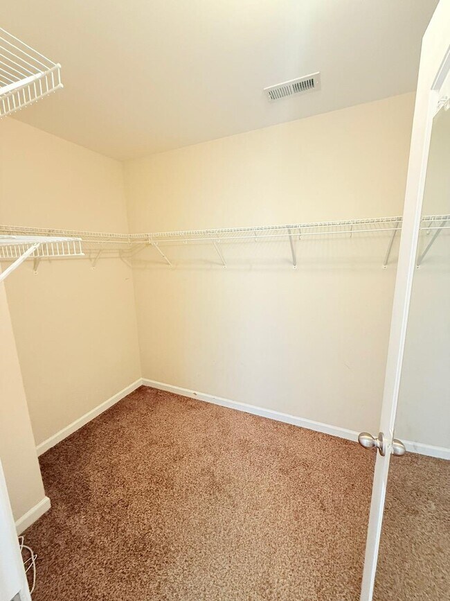 Building Photo - 915 Oglethorpe Dr