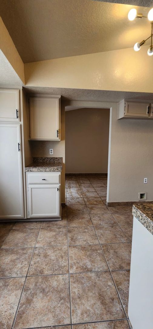 Building Photo - Charming Single Family Home!