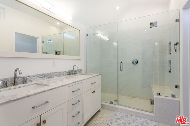 Building Photo - 444 S Roxbury Dr