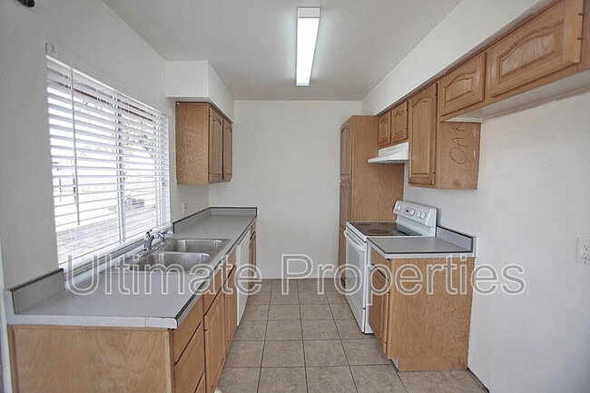 Building Photo - 5648 W Townley Ave