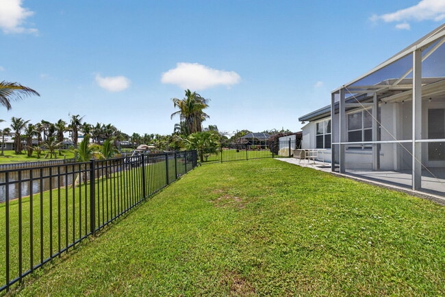 Building Photo - 416 SE Naranja Ave