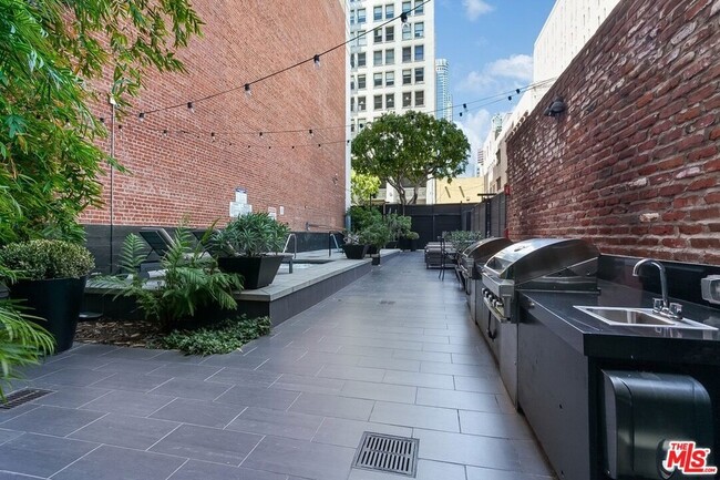 Building Photo - 460 S Spring St