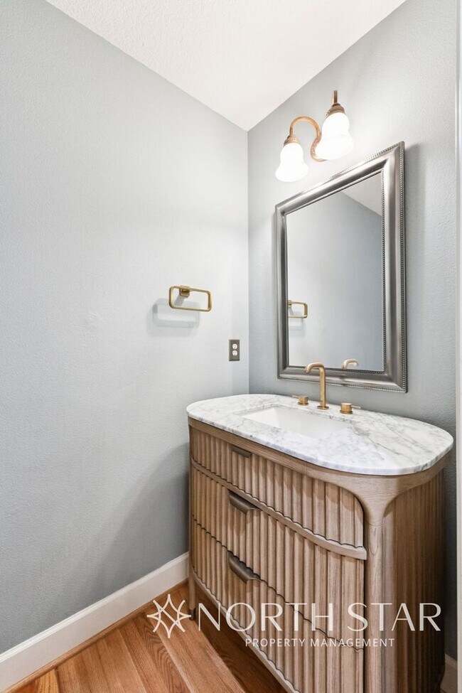 Building Photo - Beautiful Home Near Westlake Park