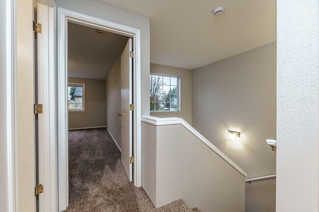 Building Photo - Recently Updated 3 Bedroom 2.5 Bath Duplex - Located in Convenient Hazel Dell Neighborhood