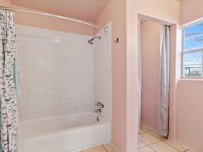 Building Photo - Charming 1 Bed / 1.5 Bath Rental Ready to ...