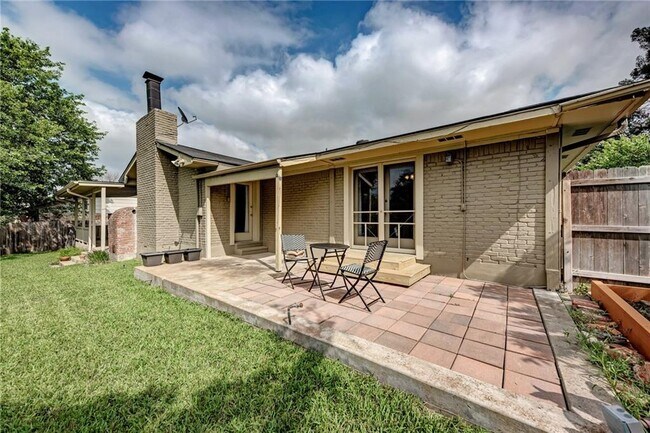 Building Photo - 402 Greenwood Dr