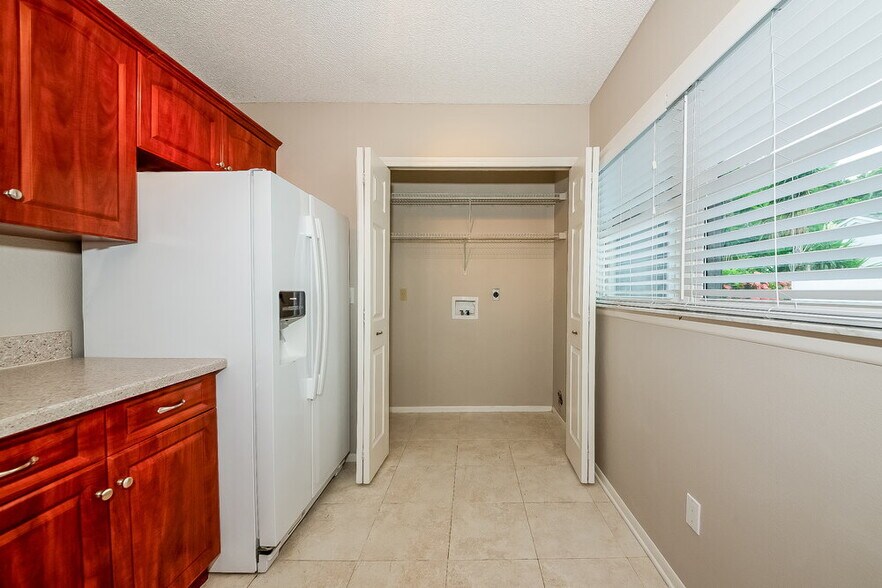 Building Photo - 825 Waterside Ln