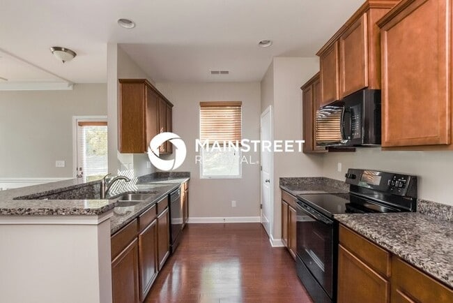 Building Photo - 3 Bedroom Pet-Friendly Home in Charlotte, NC with Main Street Renewal
