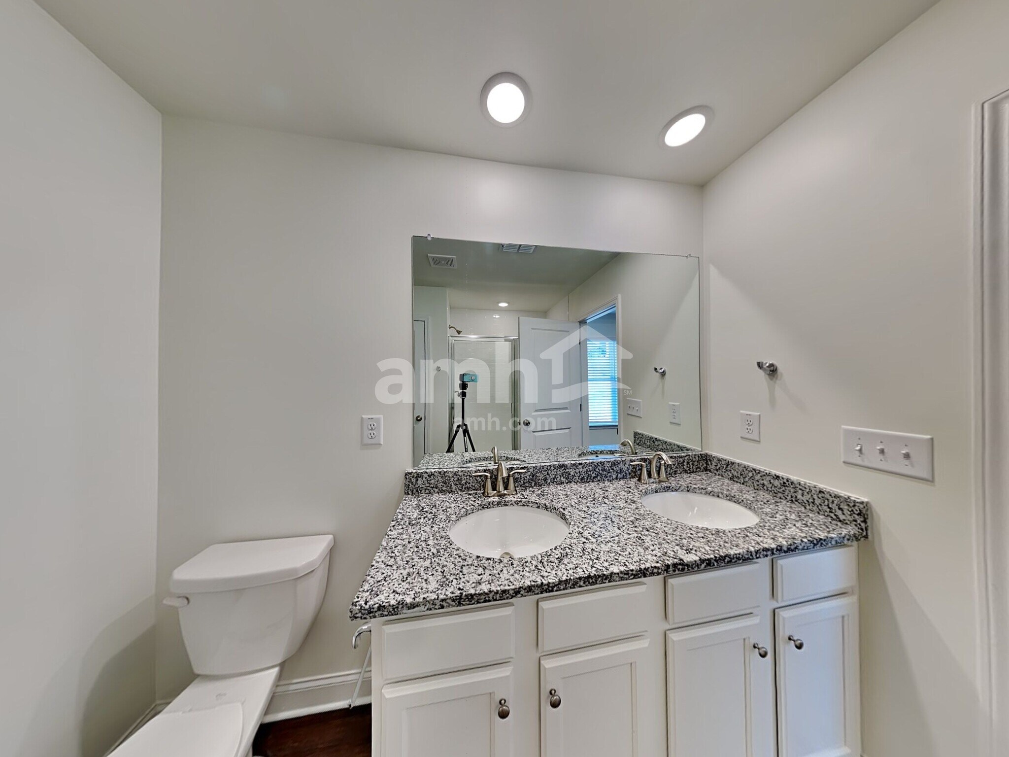Building Photo - 528 Summit View Ct