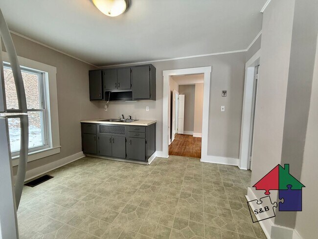 Building Photo - 32 Hall St